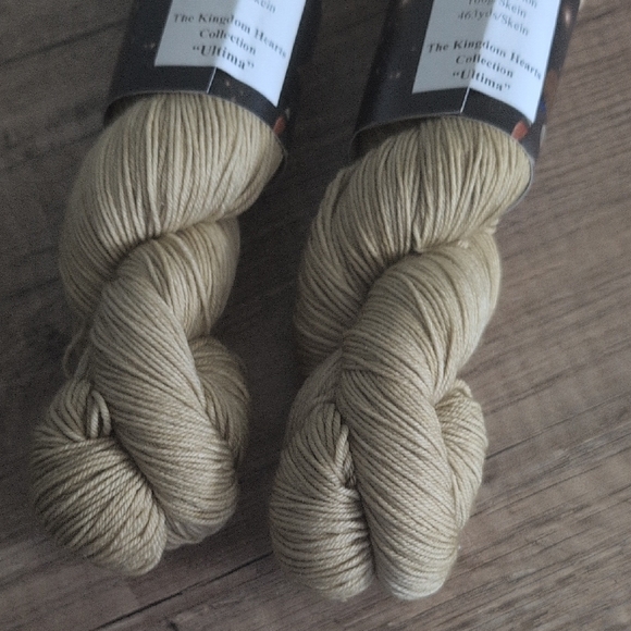 Set of 2 Skeins of Light Golden Fingering Weight Yarn - Picture 7 of 8